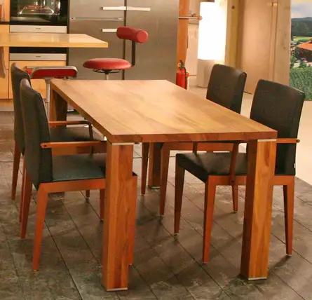 Tisch aus massivem Apfelbaum