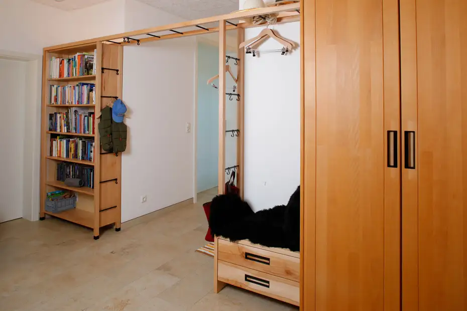 Garderobe im Loft mit Bücherregal 