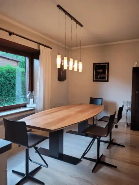 höhenverstellbarer Esstisch, der auch als Konferenztich verwendet werden kann höhenverstellbarer Esstisch, der auch als Konferenztich verwendet werden kann