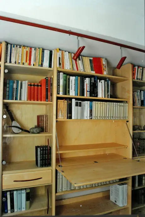  Glastür für den Vitrinenbereich, die Auszug zum Bücher ablegen und die Sekretärklappe