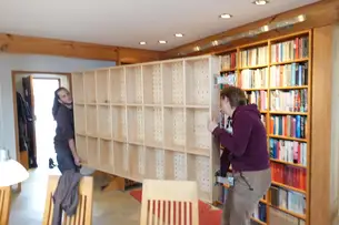 Bücherregalmontage mit Leiter 