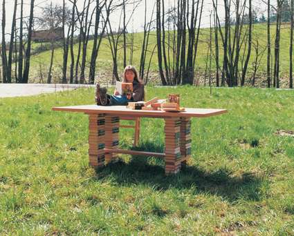 Massivholztisch mit Büchergestell für eine Kunstausstellung zum Thema Buch 