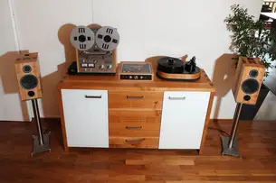 Plattenspieler Viella, Verstärker Josef. Box Ella  