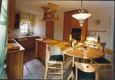 Holzstühle als Tresenhocker gepolstert 