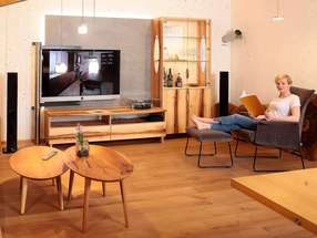 Hifi und TV-Möbel mit Keramikrückwand