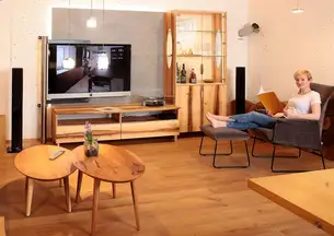 Hifi und TV-Möbel mit Keramikrückwand Hifi und TV-Möbel mit Keramikrückwand