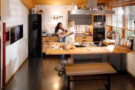 Kochhalbinsel mit Ariell aus Pensylvania und Zoe aus Oberkrumbach 