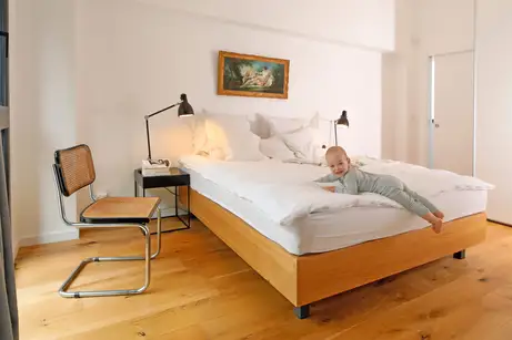 Massivholzbett in Eiche mit seitenbündigem Design Massivholzbett in Eiche mit seitenbündigem Design