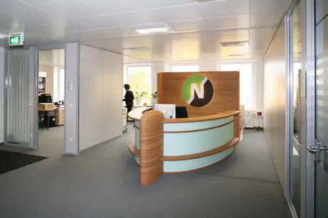 Empfangstheke mit Firmenlogo Empfangstheke mit Firmenlogo