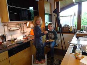 Kinder testen Küche in Unterkrumbach