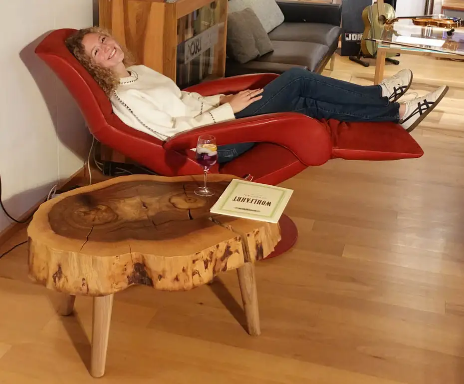 Nussbaum-Baumscheibe als Couchtisch mit Relaxsessel Symphony und Isabella
