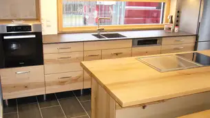 Der Druckdampfgarer ist in der Zwischenzeit schon in der Nische über dem Backofen eingebaut 