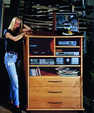 Perfekt angepasster Hifischrank in Buche Perfekt angepasster Hifischrank in Buche