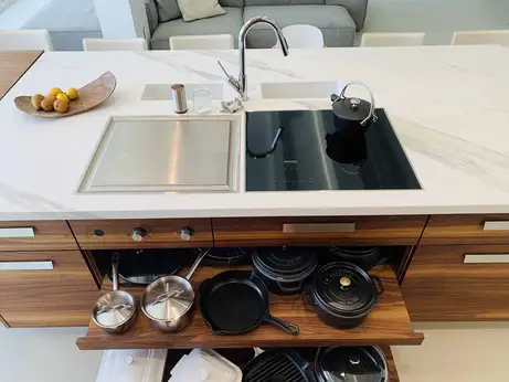 Offene Auszugstablare in Miami 