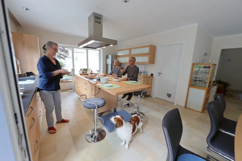 Waffel backen in der Massivholzküche 