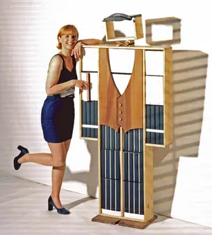 freistehendes Bücherregal in Menschengestalt als Kunstobjekt