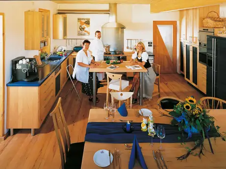 Massivholzküche in Buche für alle Mitarbeiter