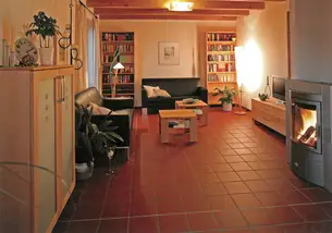 Wohnzimmer mit Büchercontainern links und rechts vom Sofa 