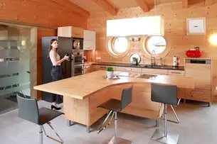 Buchenkochinsel im Blockhaus in Neustadt  