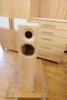 Massivholzlautsprecher mit Frontfräsung Massivholzlautsprecher mit Frontfräsung