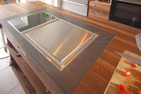 Kochinsel mit Keramikplatte rund um den Tepan Yaki Kochinsel mit Keramikplatte rund um den Tepan Yaki