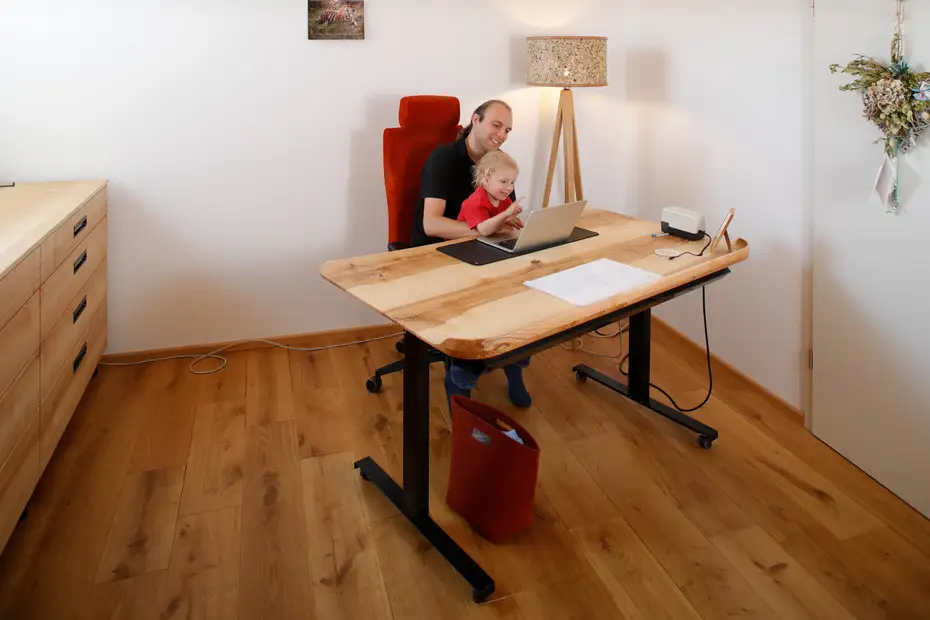 Esche Massivholzschreibtisch höhenverstellbar und auf Rollen Esche Massivholzschreibtisch höhenverstellbar und auf Rollen