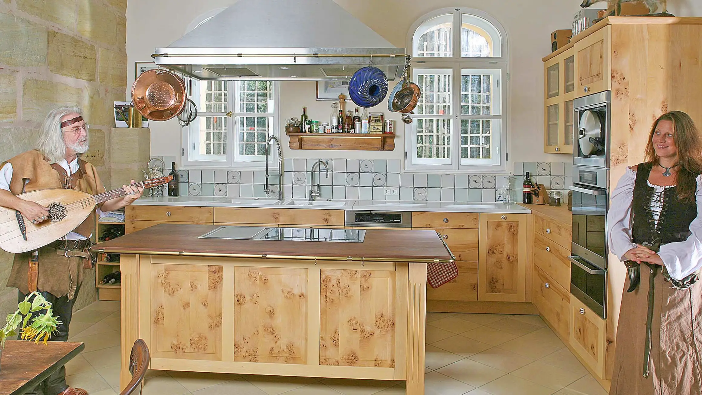 Landhaus-Massivholzküche Massivholzküche von Schloß Weiherhaus im Landhausstil