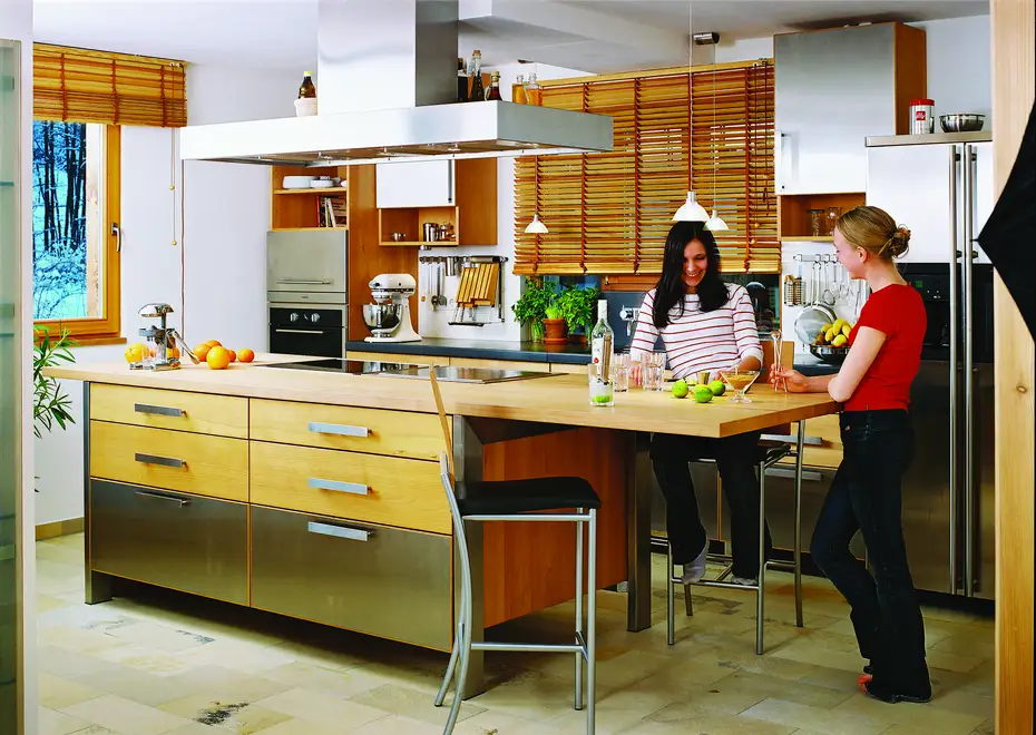 Massivholzküche im regionalen Musterhaus mit Edelstahl und Keramik 