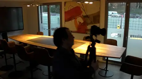 Höhenverstellbarer Konferenztisch aus Massivholz 2 Höhenverstellbarer Konferenztisch aus Massivholz 2