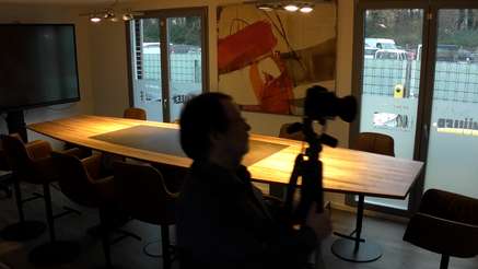 Höhenverstellbarer Konferenztisch aus Massivholz 2 Höhenverstellbarer Konferenztisch aus Massivholz 2