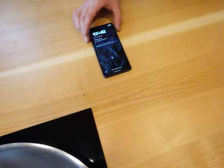 Induktive Ladestation in der Arbeitsplatte