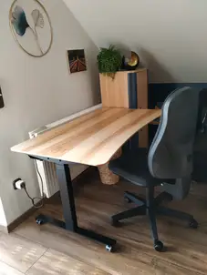 Höhenverstellbarer Massivholz-Schreibtisch in Buche Höhenverstellbarer Massivholz-Schreibtisch in Auerbach
