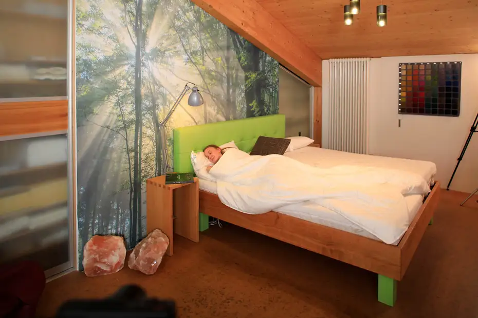 Massivholzbett in Kirschbaum mit grünem Leder Massivholzbett in Kirschbaum mit grünem Leder