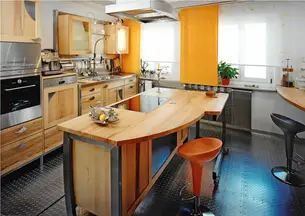 Wilde Kochinsel aus gebogenem Edelstahl, Massivholz und Rollwägelchen 