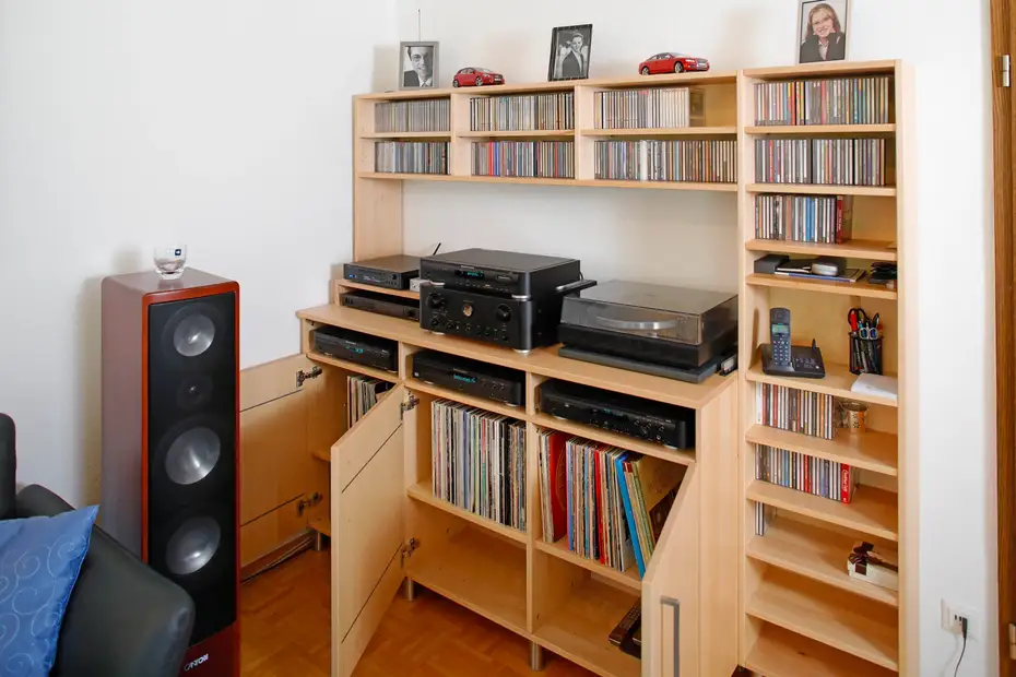 Schrankeinteilung mit U-Bügeln, die die Schallplatten stützen Schrankeinteilung mit U-Bügeln, die die Schallplatten stützen