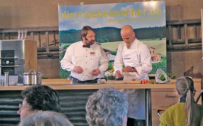 Ralf Zacherl mit herwig Danzer in der Möbelmacherküche auf der Grünen Lust 2004 