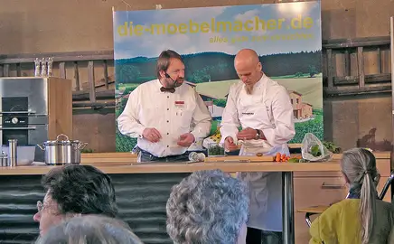 Ralf Zacherl mit herwig Danzer in der Möbelmacherküche auf der Grünen Lust 2004 