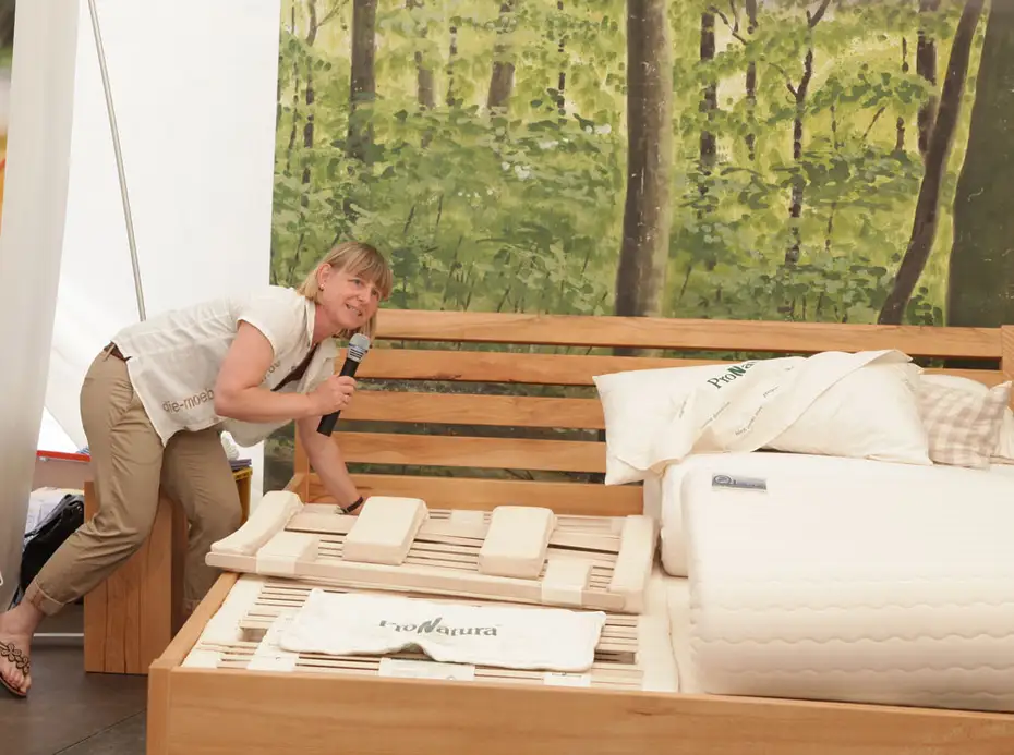 Ute Danzer erklärt die ergonomischen Besonderheiten unserer Bettsysteme von Pro Natura