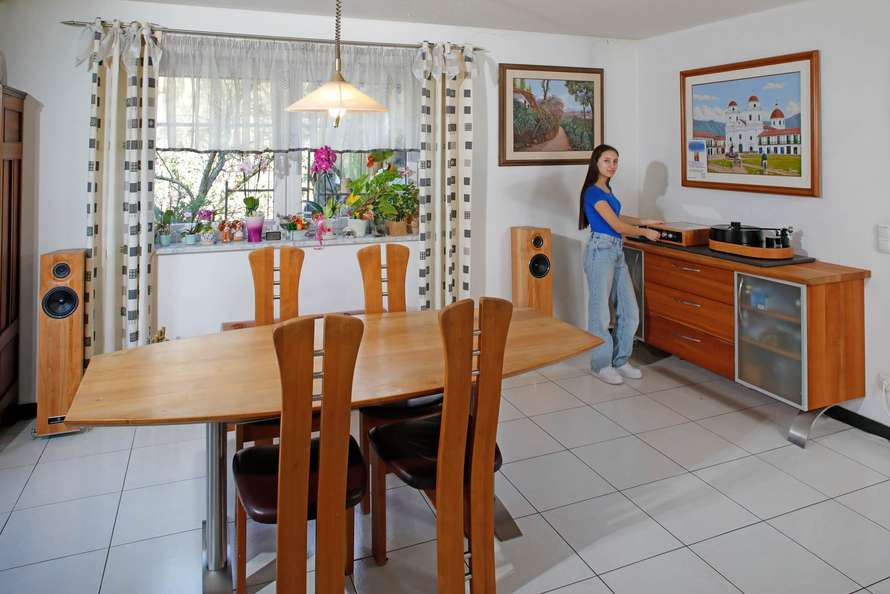 Hifi-Sideboard in Kirschbaum mit Edelstahlkufen und Wandbefestigung 