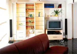 Wohnwand mit Ahorncontainern, aufgehängt im Edelstahlbügel 