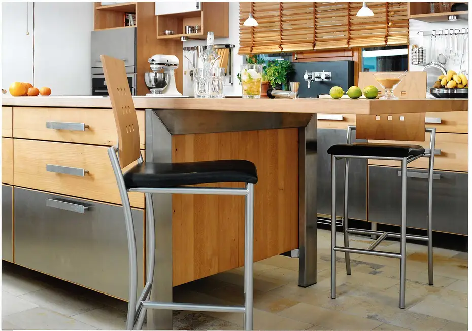 Platz zum Sitzen bei dieser freistehenden Kochinsel mit Edelstahlgestell  
