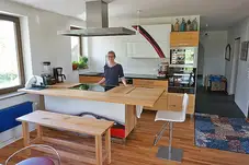 Reine Holzbank mit vier Füßen und Fußreling in Holz 