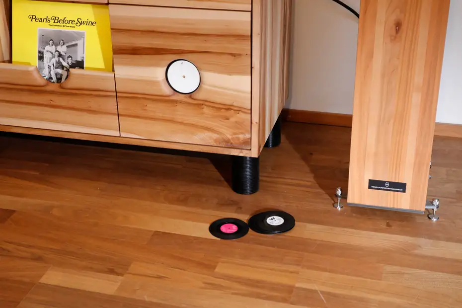 Stabiles Fußgestell für den Plattenschrank Stabiles Fußgestell für den Plattenschrank