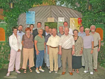 Der Vorstand vor dem Eingang