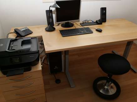 Höhenverstellbarer Schreibtisch in Sonderform