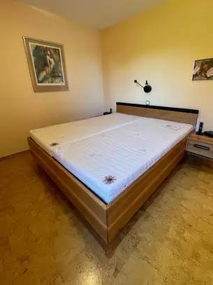 Massivholzbett in Eiche mit Lederdeko Massivholzbett in Eiche mit Lederdeko