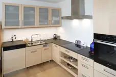 Massivholzküche in barrierefreier L-Form  