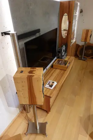 Selbstentwickelte Boxenständer aus Edelstahl tragen Ella auf Händen, äh Edelstahlplatten  