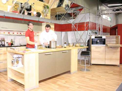 Massivholzküche aus Ahorn, Titangeräten von Miele und heimischem Holz