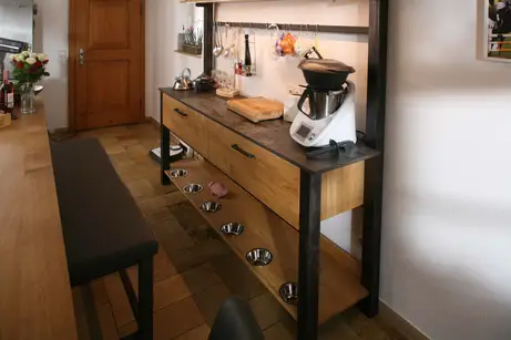 Katzenbuffet aus Rohstal, Eiche und Keramik Katzenbuffet aus Rohstal, Eiche und Keramik